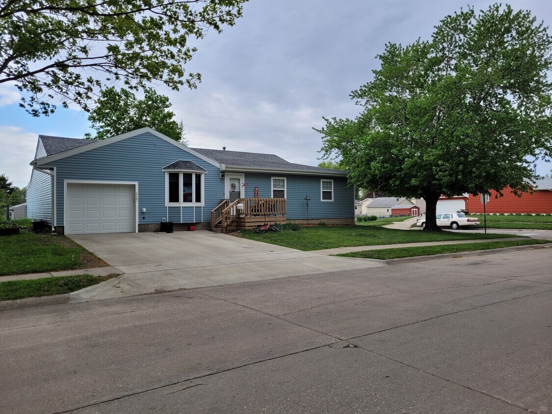 2107 N 5th Ave E, Newton, IA 50208 House for Rent in Newton, IA