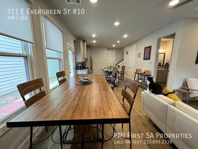 Building Photo - This downtown house with 3 bedrooms and 3 ...