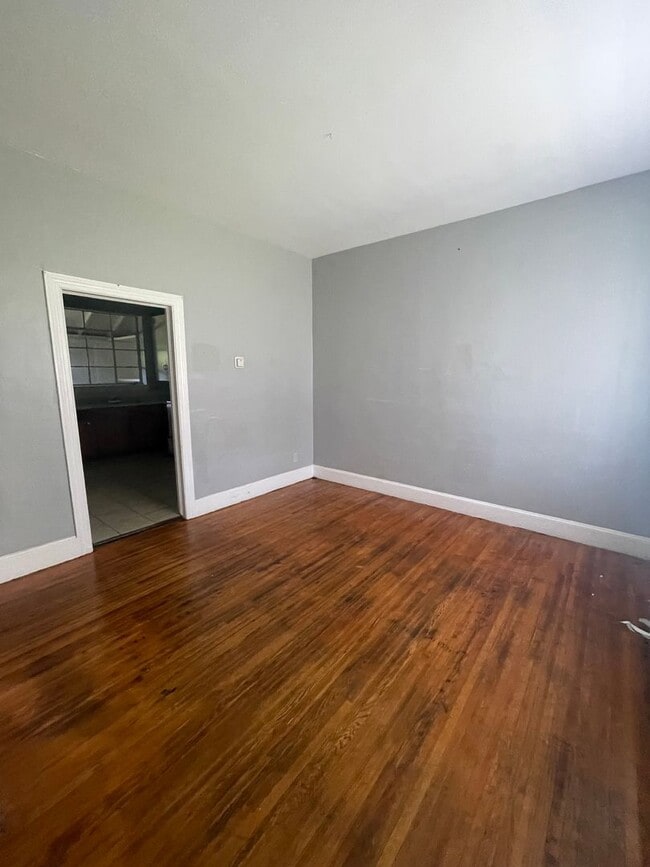 Foto del edificio - This 2 bed 1 bath duplex home is all brick...