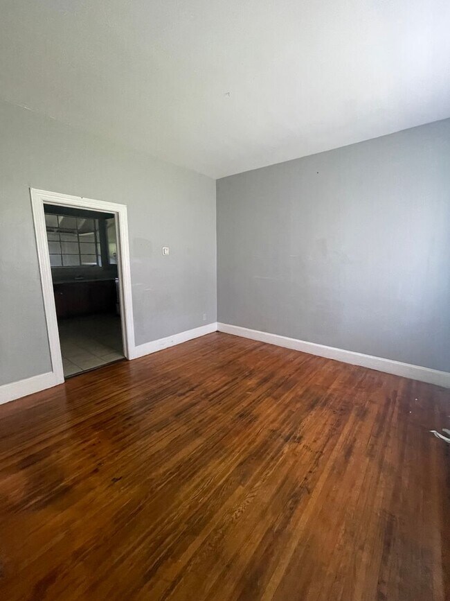 Foto del edificio - This 2 bed 1 bath duplex home is all brick located near Remount Rd and West Blvd.