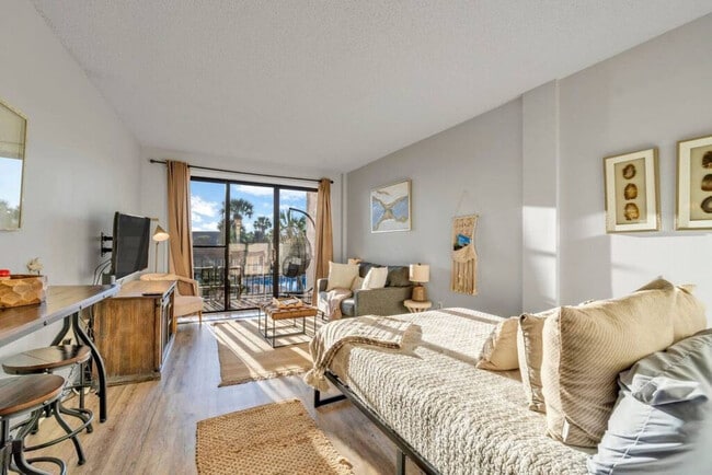 Foto del edificio - 214 Miracle Strip Pkwy SW