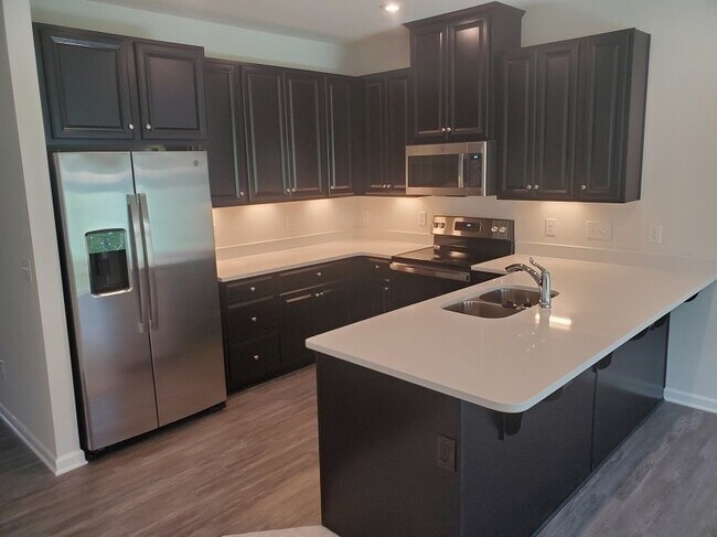 Building Photo - Like new 3BR/2.5BA townhouse in Goodlettsv...