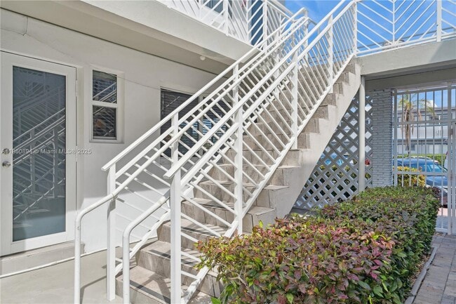 Foto del edificio - 7440 Byron Ave