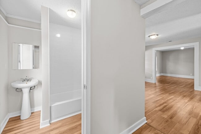 Building Photo - Newly Renovated 3 Bedroom 2 Bathroom Home