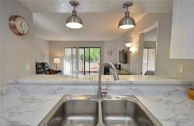 Building Photo - Sophisticated Space Designed for Comfort