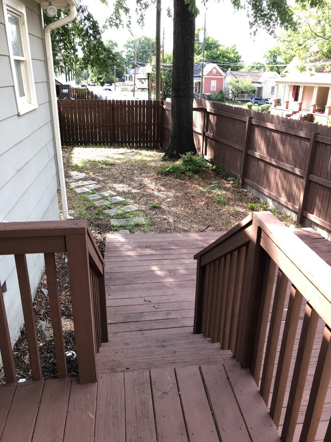 back patio/ fenced in yard - 909 College St