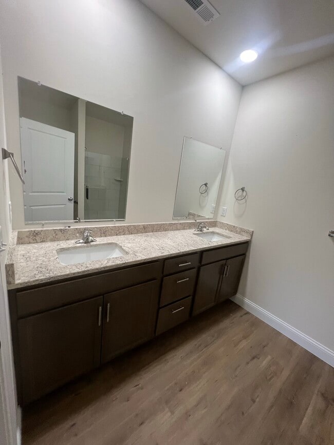 Foto del edificio - 08 Longbranch Dr