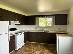 Building Photo - 210 Meadowlawn Rd