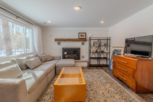 Building Photo - Quiet Cottage in the Trees