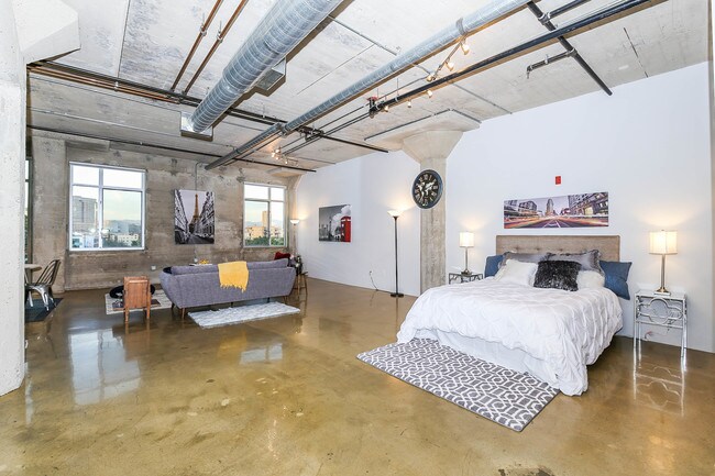 Living Room - 825 East 4th St