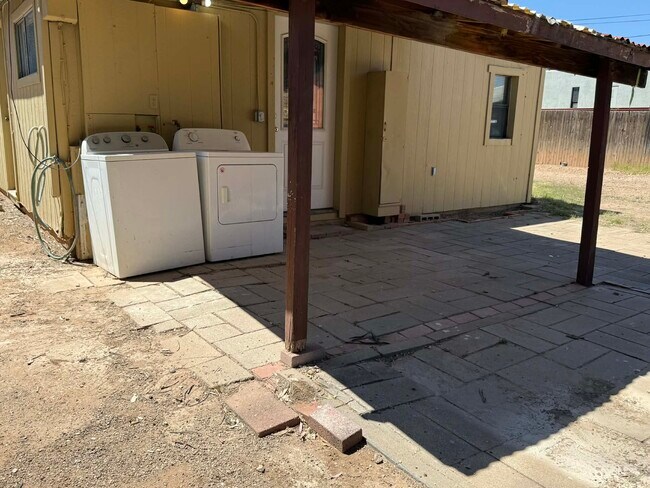 Foto del edificio - 1137 E Adelaide Dr