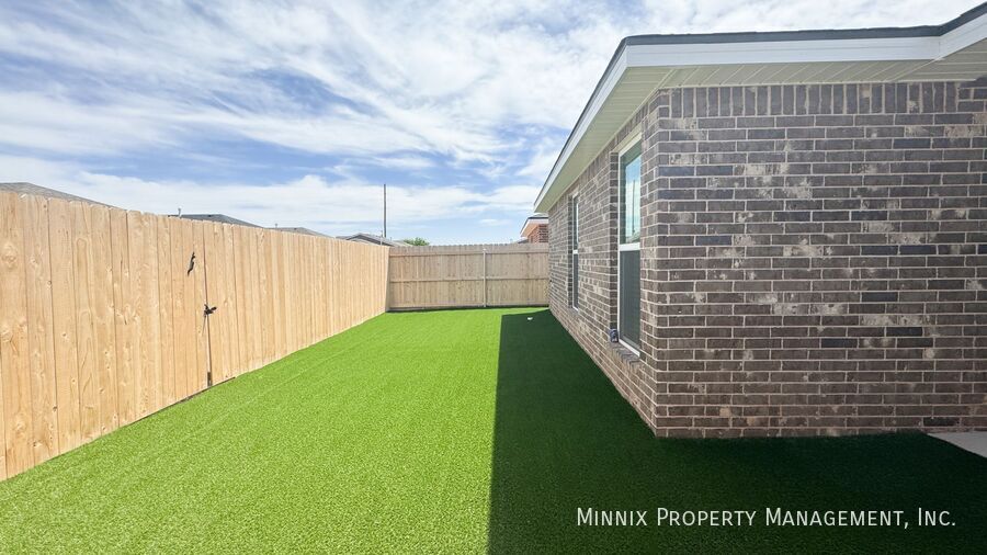 Foto del edificio - 14501 Ave. R-