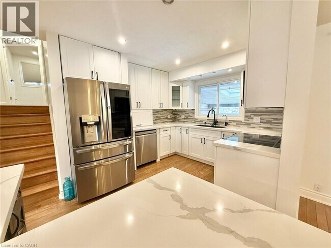 Photo du bâtiment - 60 Charles St W