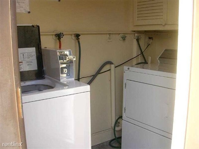 Building Photo - 1 br, 1 bath  - 2175 SE 6th St xxx