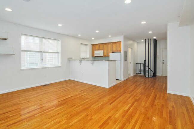 Building Photo - 303 S 11th St