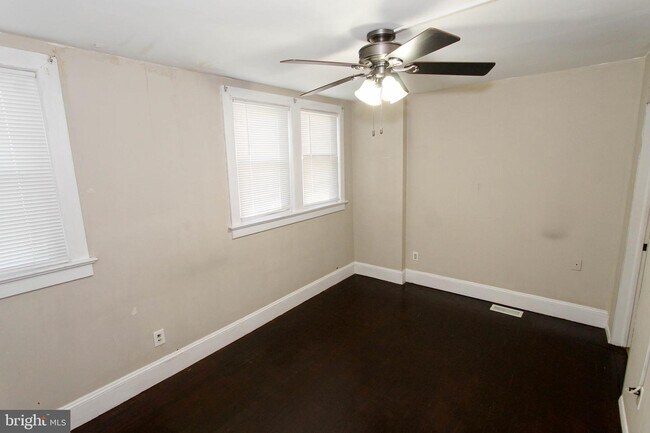 Building Photo - 526 S Fairview St