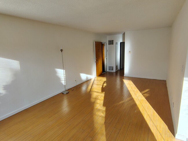 Foto del edificio - 7920 Selma Ave