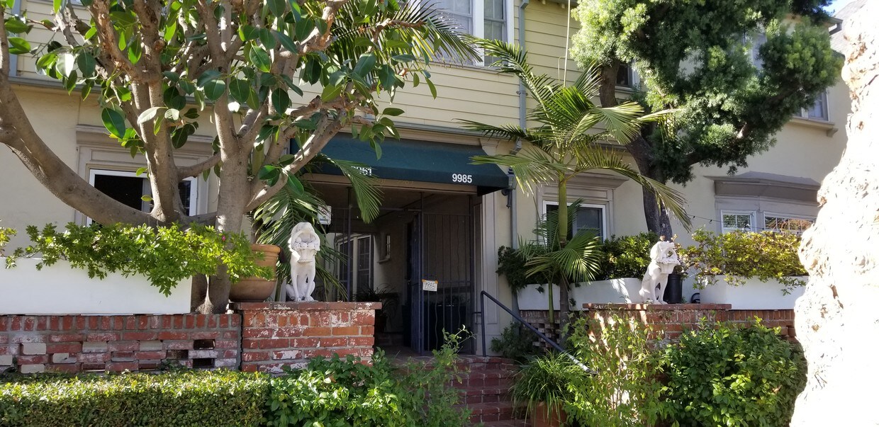 Entrada del edificio principal - 9985 Robbins Dr