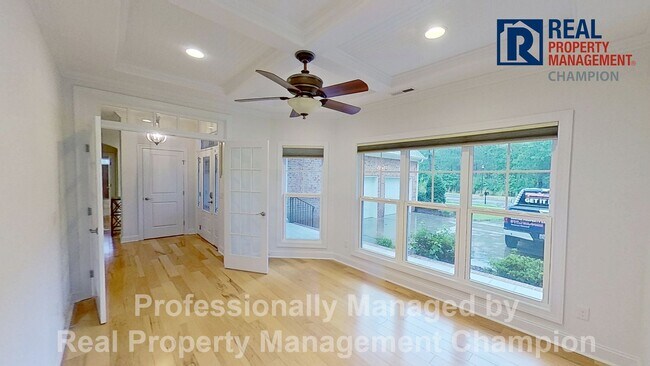 Foto del edificio - Custom 4BD/3BA Home with Hardwood Floors, Office, and Sunroom