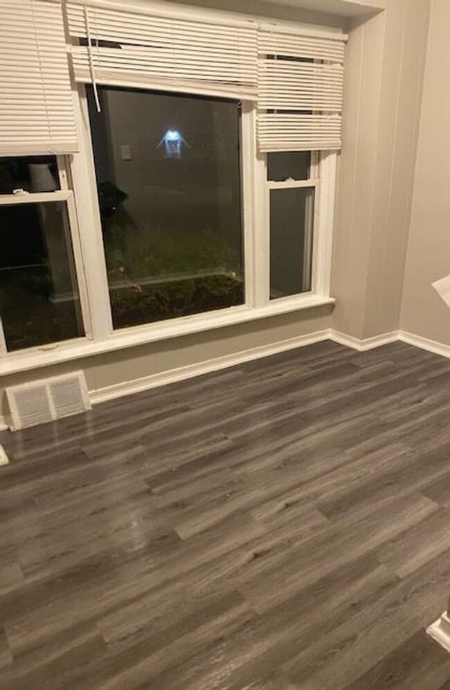 Building Photo - Amazing 3 bedroom brick bungalow