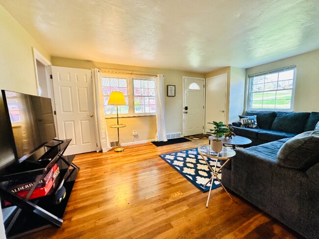 Building Photo - 406 Eden Dr