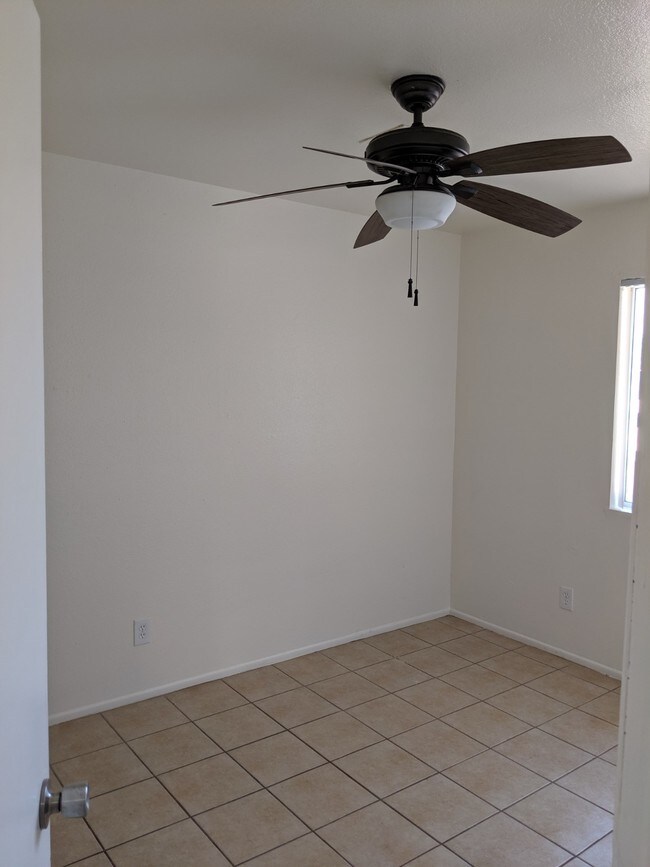 Foto del edificio - 1551 E Christy Dr