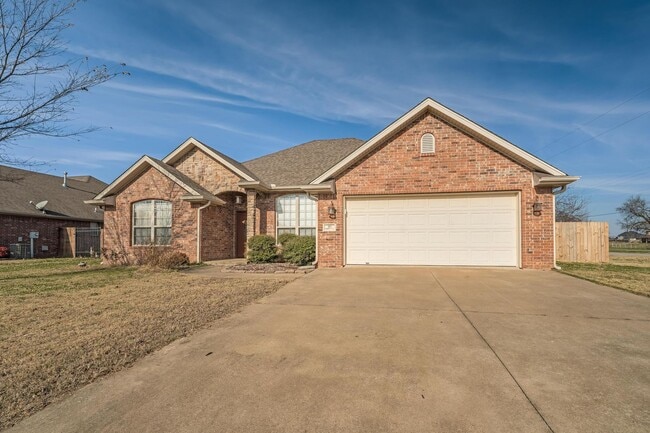 Building Photo - Welcome to this stunning 4-bedroom, 2-bathroom