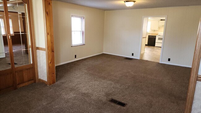 Building Photo - Nice 2 Bedroom in Fairview