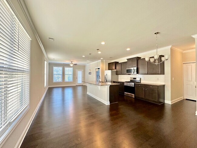 Foto del edificio - Beautiful 4 bedroom, 3 bath townhome end u...