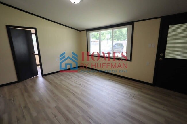 Building Photo - Three Bedroom | Detached Garage