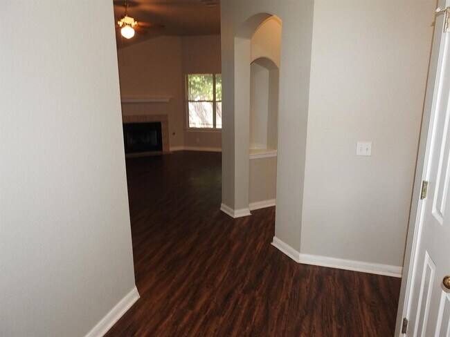 Building Photo - 440 Zebra Dr