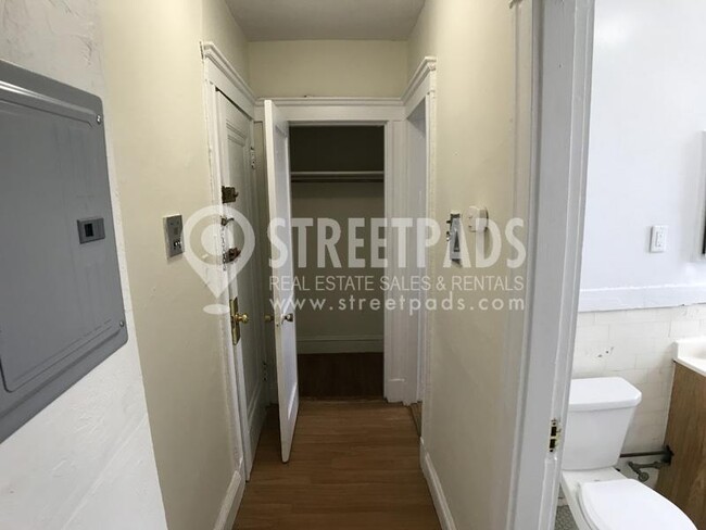 Building Photo - bedroom in Boston MA 02215