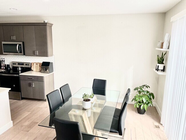 Building Photo - Beautiful 3 Bed 2 Bath Townhouse with W/D ...