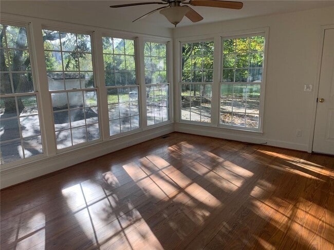 Foto del edificio - 1145 Mayfield Rd