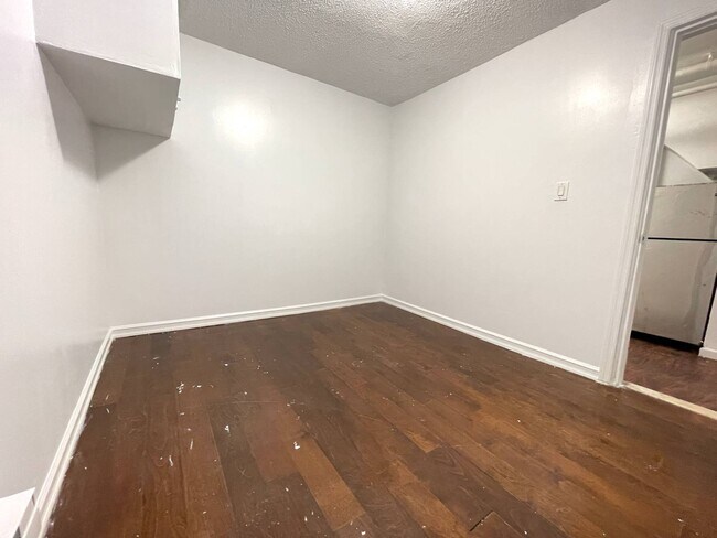 Building Photo - 1044 E 233rd St