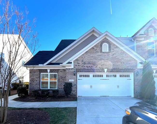 Building Photo - Beautiful townhome in High Point