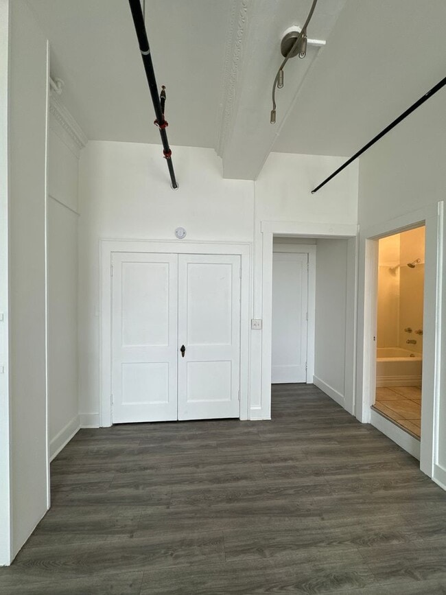 Building Photo - Spacious Loft Style Studio Apt