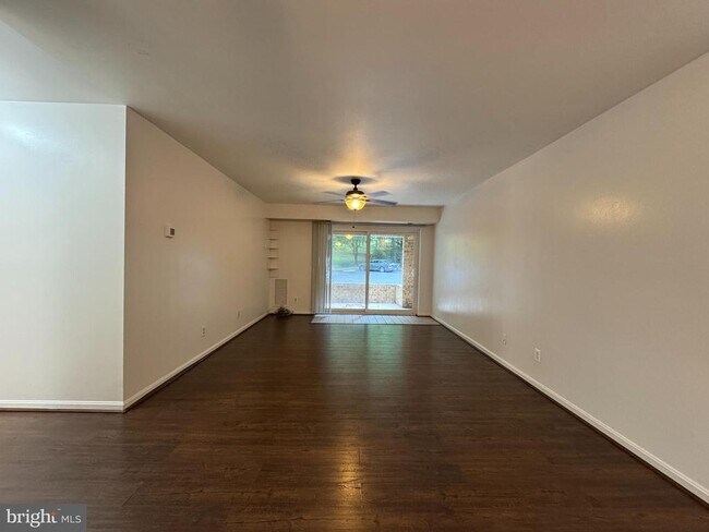 Foto del edificio - 5916 Cove Landing Rd