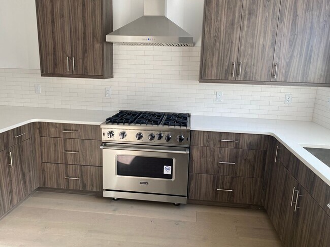 Building Photo - Upscale Modern Townhome Ready for you to Call Home!