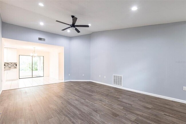 Foto del edificio - 5846 Deer Hollow Ln E