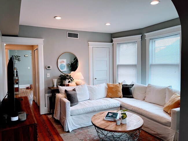 Large, light living room - 101 Park St