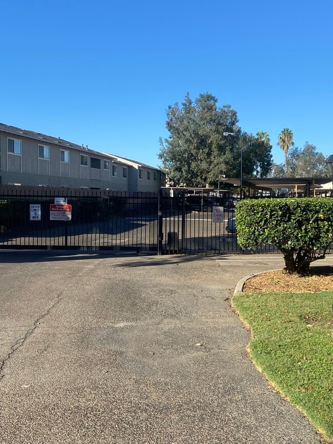 Building Photo - Silk Oak Apartments