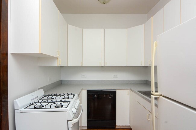 Building Photo - 824 W Waveland