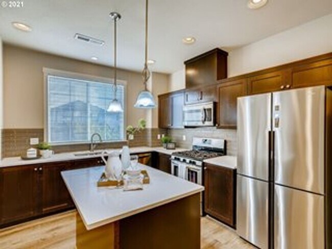 Foto del edificio - 2 Bedroom Condo with Bonus Room in Bethany!!!