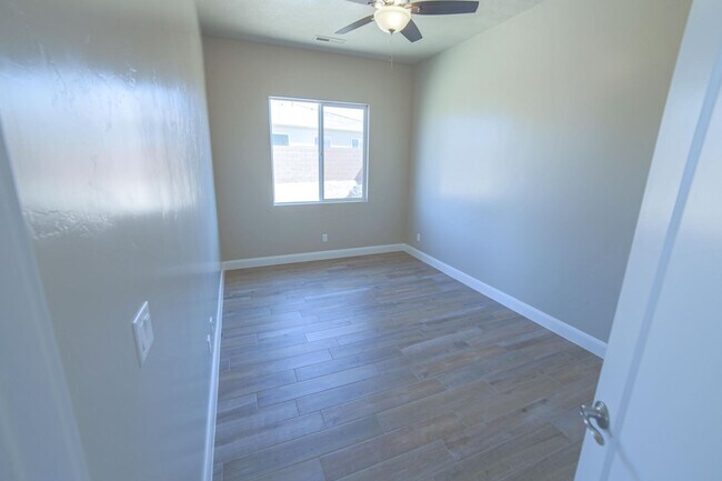 Building Photo - Brand New Townhome In Hurricane