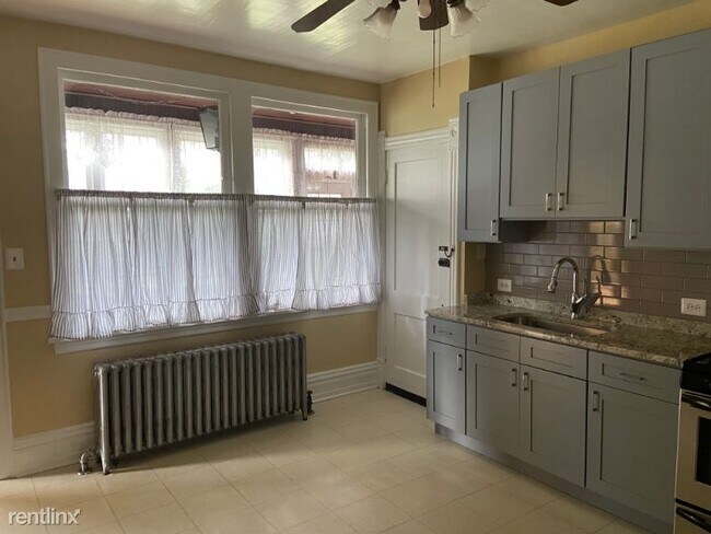 Foto del edificio - 4 br, 2 bath House - 8052 Elmwood 1 Unit 1