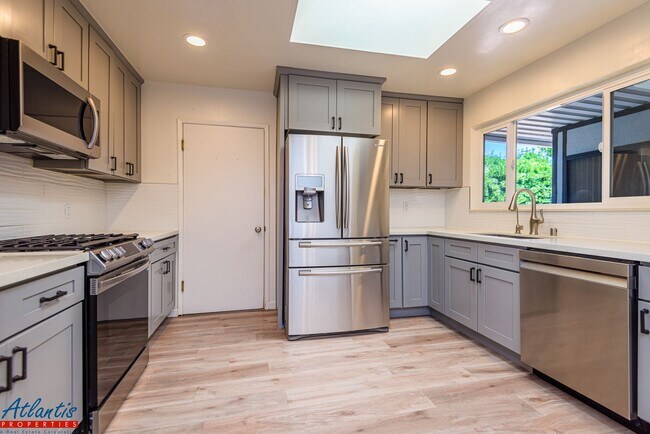 Foto del edificio - Beautiful Home | Remodeled Kitchen | Central A/C