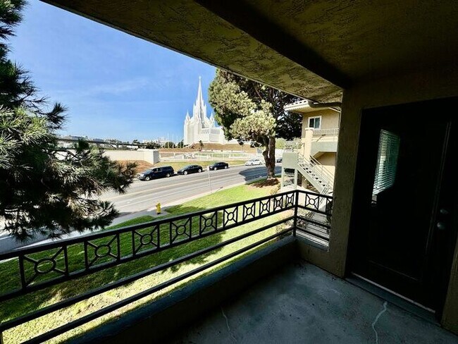 Foto del edificio - Beautifully Upgraded 2-Bedroom Condo in La Jolla Colony