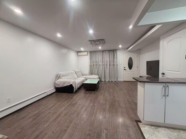 Foto del edificio - 45-36 204th St