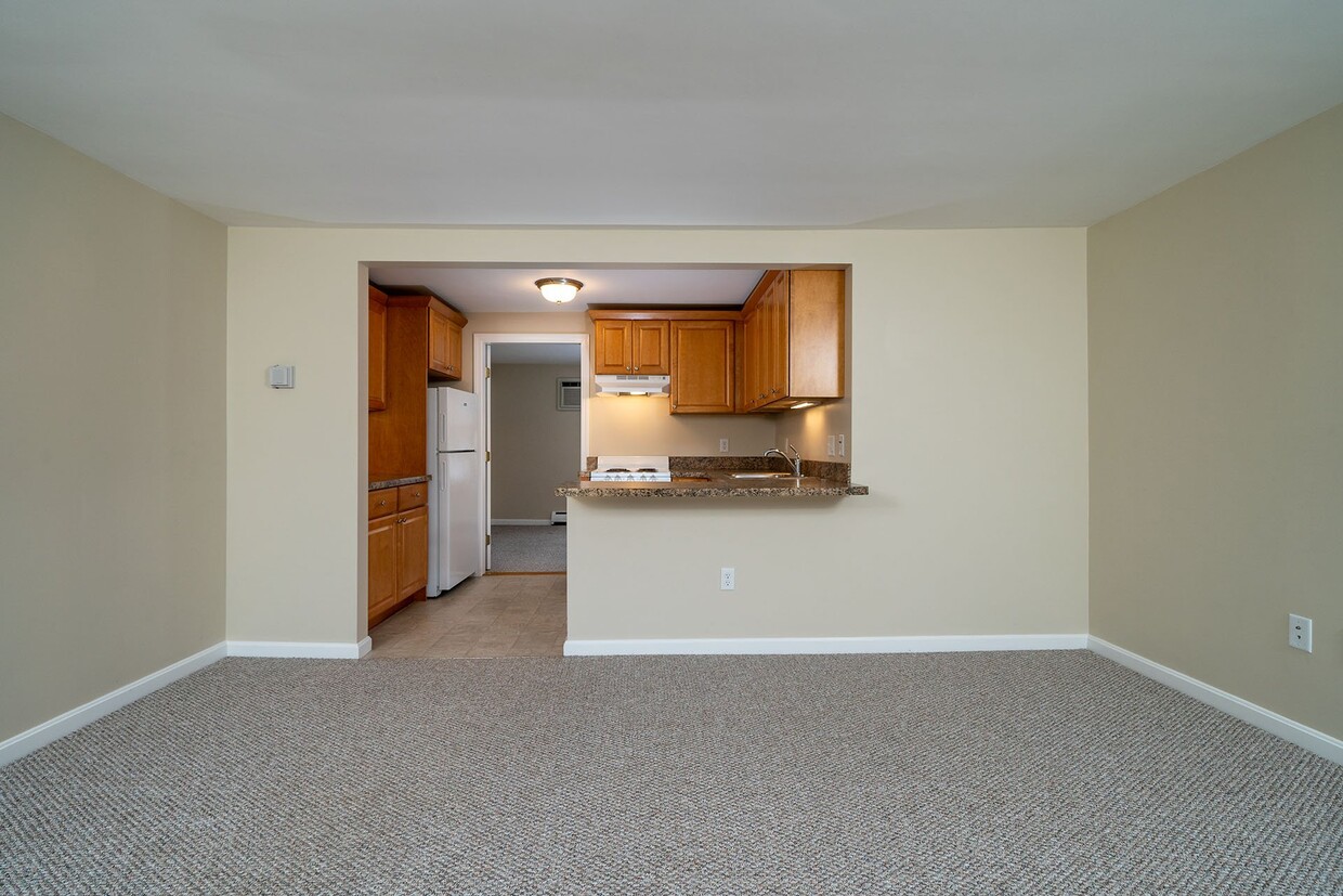 Living room / Kitchen - 158R Western Ave